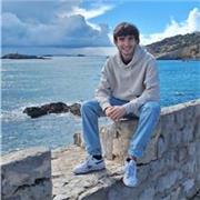 Formado como entrenador de tenis con habilidades sociales